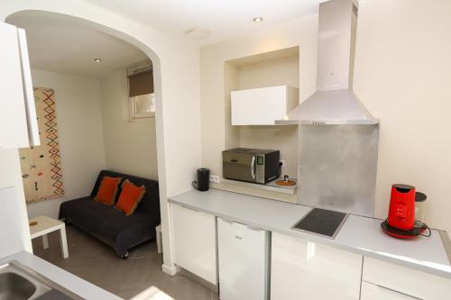 - une cuisine avec un comptoir et un four micro-ondes dans l'établissement Appart T2 cosy a 5 minutes des plages !, à Latour-Bas-Elne