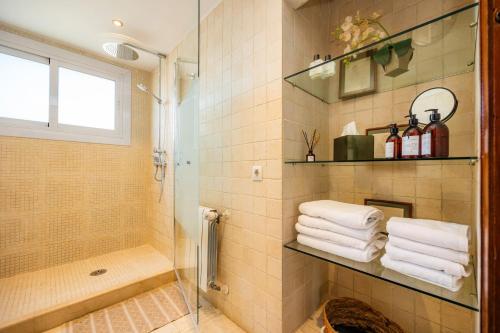 y baño con ducha y cabina de ducha acristalada. en Villa Cala Estancia Mercedes, en Can Pastilla