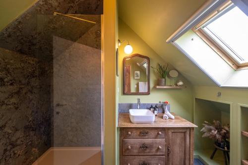 a bathroom with a sink and a shower at B&B Woods and Wine in As