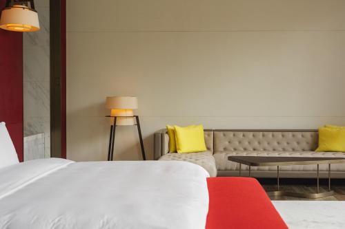 Postel nebo postele na pokoji v ubytování Guanyin Yiyuntai Hotel Chengdu