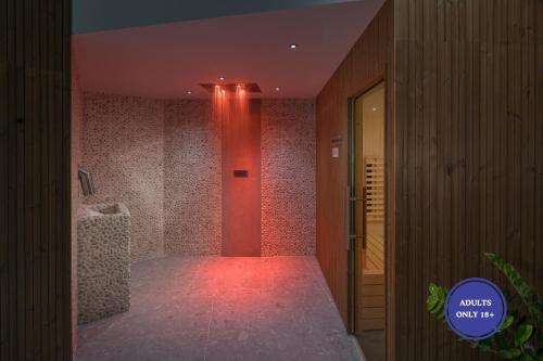 a room with a hallway with a red light at Camping Homes Mon Perin in Bale