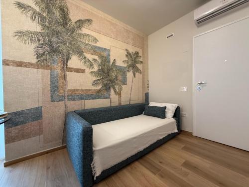 una camera con letto e un murale di palme di Central suite bilocale in centro con garage a San Benedetto del Tronto