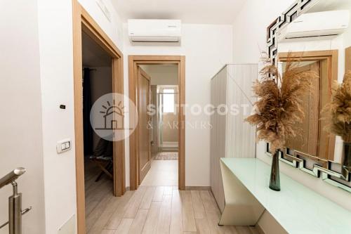 einen Flur eines Hauses mit Flur in der Unterkunft Oasi delle Meraviglie in Torre dell'Orso