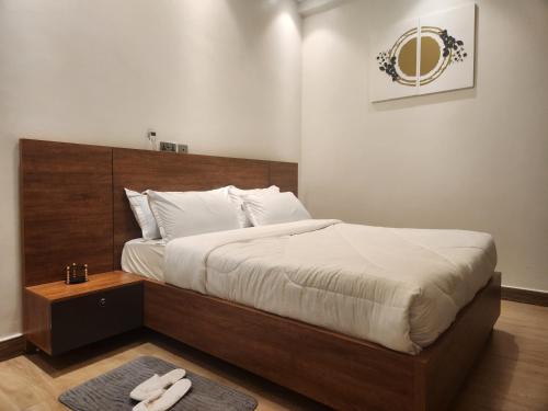 Postel nebo postele na pokoji v ubytování Glass Heights Apartments -Kulambiro