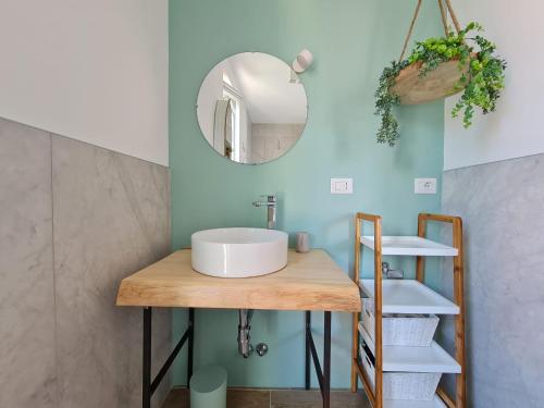 un baño con lavabo y espejo en Ama Homes - Balcony Lakeview, en Bellagio
