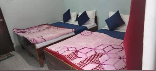 Ένα ή περισσότερα κρεβάτια σε δωμάτιο στο New Yamunotri homestay by Preet rS