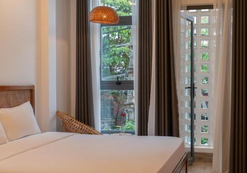 a bedroom with a bed and a large window at Khách sạn gần biển Viva Tuy Hoà Phú Yên in Phường Sáu
