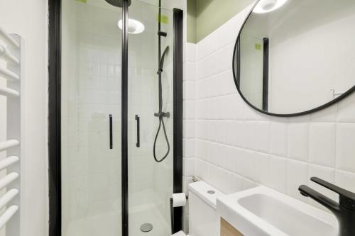 une salle de bain avec une douche, un lavabo et un miroir dans l'établissement GuestReady - Charm and Comfort near Paris, à Bagneux