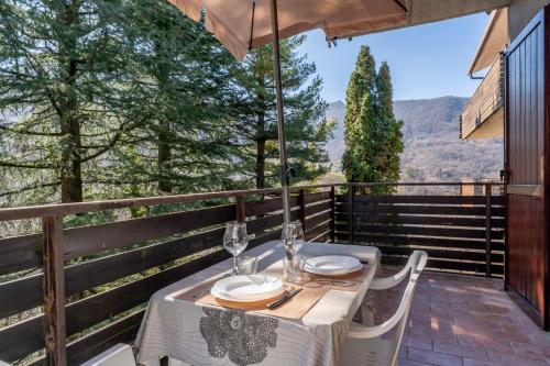 a table and chairs on the balcony of a house at Moggio terrazzo 24 in Cremeno