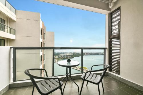 R&F Princess Cove Seine Region by FUJU with Seaview at JB City Centre#Adjacent to Singapore#5 mins walk to ClQ#Free Parking#中英文房东にあるバルコニーまたはテラス