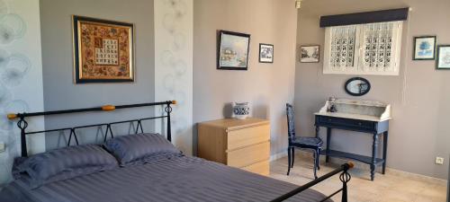 une chambre avec un lit, un bureau et un lavabo dans l'établissement Maison Gorges du Gardon, à Collias