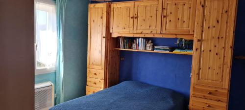 een slaapkamer met een bed en een houten kast bij Maison Gorges du Gardon in Collias