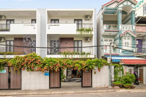 una fila de edificios de apartamentos con plantas floridas en ellos en Villa biển Mỹ Khê DaNang 9 phòng ngủ, en Da Nang