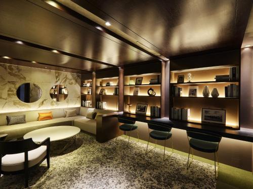 a living room with a couch and a table and chairs at Hotel Villa Fontaine Grand Tokyo-Roppongi in Tokyo