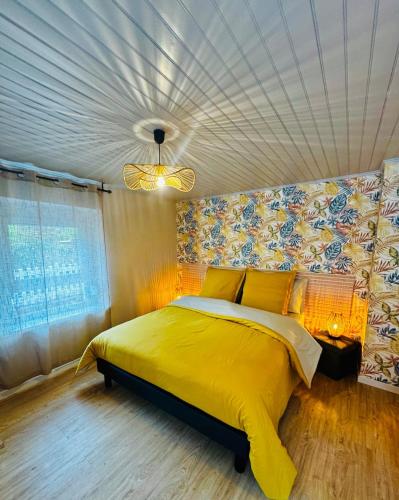 - une chambre avec un lit jaune et un plafond dans l'établissement La Tanière du Katz, à Dabo