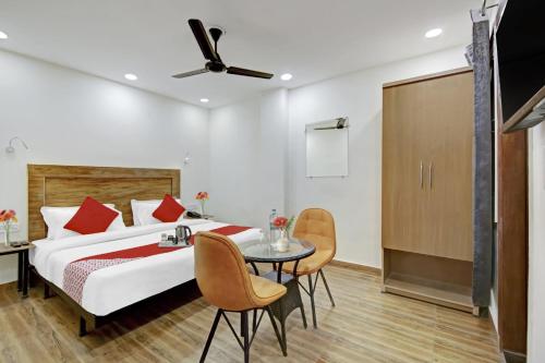 Postel nebo postele na pokoji v ubytování Hotel O Santosh Residency