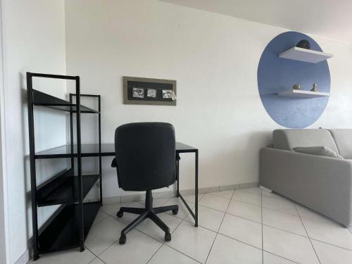 un bureau avec un bureau, une chaise et une étagère dans l'établissement Appt Studio LA ROCHELLE - LR110-F13, à La Rochelle