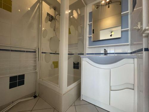 une salle de bain blanche avec un lavabo et une douche dans l'établissement Appt Studio LA ROCHELLE - LR110-F13, à La Rochelle