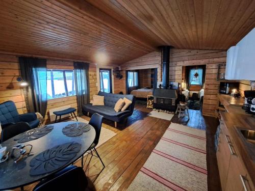 MeltosjärviにあるBlue Moment at the Arctic Circle- Forest, beach, activitiesのソファとテーブルのあるリビングルーム