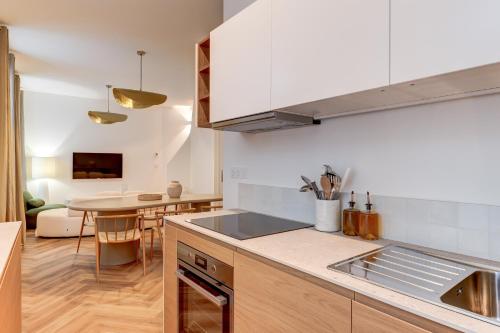 une cuisine avec un évier et un plan de travail dans l'établissement NOCNOC - Maison Louise, à Lyon