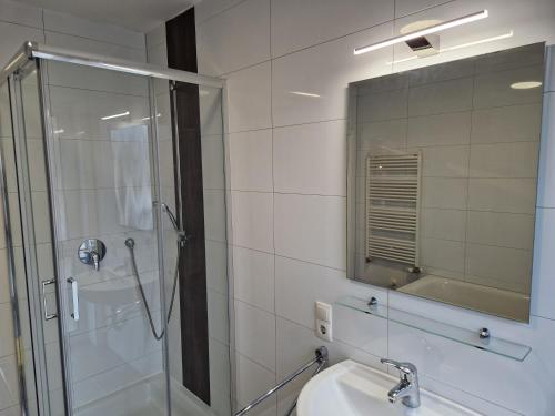 a bathroom with a glass shower and a toilet at Cozy Apartment: Design Superior Suite Zentral - Küche - Balkon in Cloppenburg