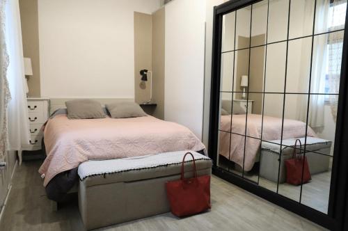 une chambre avec deux lits et un miroir dans l'établissement Vives les vacances, à Arques-la-Bataille