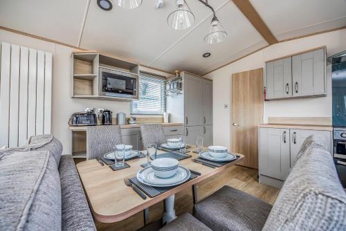 Η κουζίνα ή μικρή κουζίνα στο Charming Home in Lakeside Park - Pass The Keys