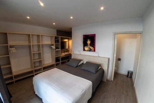 En eller flere senge i et værelse på CASA FATIMA Villa with heated pool and jacuzzi