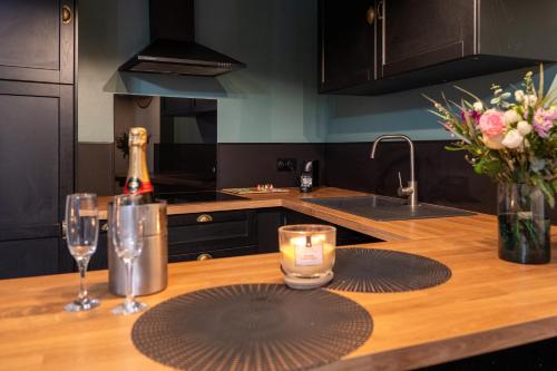 une cuisine avec une table, des bougies et des verres à vin dans l'établissement Love Room, La Parenthèse, Auxerre, à Auxerre