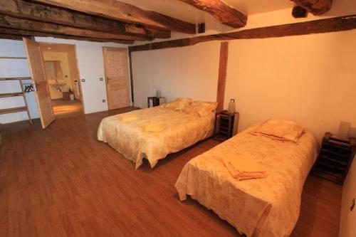 Ένα ή περισσότερα κρεβάτια σε δωμάτιο στο domaine du belvedere