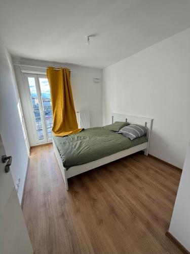 - une chambre avec un lit et un rideau jaune dans l'établissement Bellevue, à Annecy