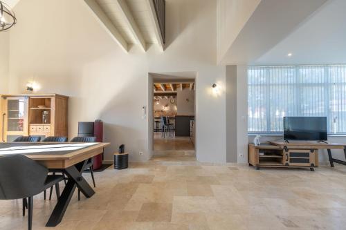 un bureau avec une table et des chaises ainsi qu'une salle à manger dans l'établissement La Longère de l'Éolienne - Clim, billard & jardin, à Billy