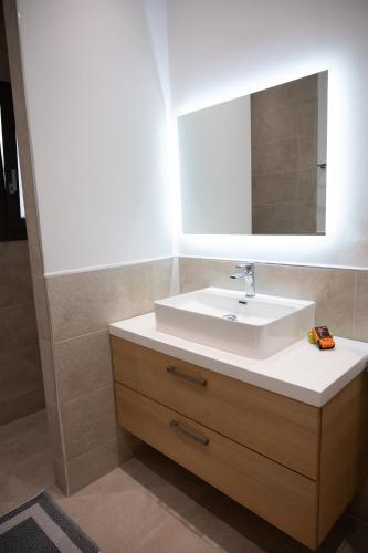 Ένα μπάνιο στο RIRIKA homes