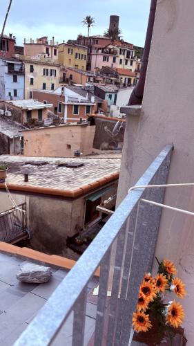 a bouquet of sunflowers sitting on the ledge of a building at Da Isabella in Vernazza