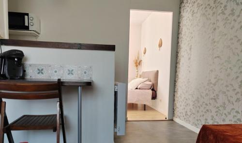 un couloir avec une porte menant à une chambre dans l'établissement La Golondrina, à Villefranche-sur-Saône