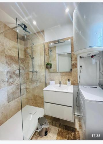une salle de bain avec un lavabo et une douche dans l'établissement Location vacances T2, à Fréjus