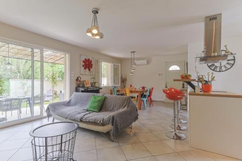 un salon avec un canapé et une table dans l'établissement Au Pied des Tours, à Châteaurenard