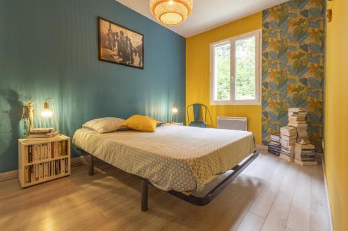 - une chambre avec un lit aux murs jaunes et verts dans l'établissement Au Pied des Tours, à Châteaurenard