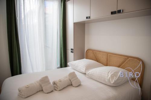 - un lit avec 2 serviettes et une fenêtre dans l'établissement A haven of peace in the city center, à Cannes