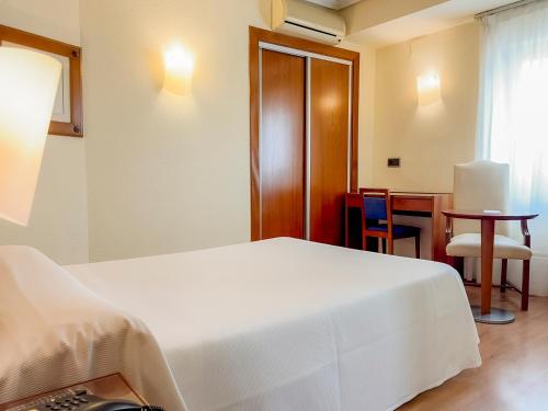 Ένα ή περισσότερα κρεβάτια σε δωμάτιο στο Torreluz Apartamentos