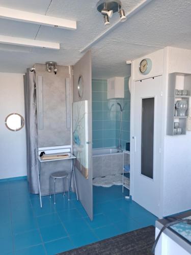 una camera con bagno con pavimenti blu e lavandino di gruissan la belle rive droite a Gruissan