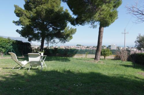 a pair of chairs sitting in the grass at La Casa di Betta in Marcelli