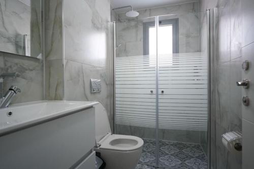 Et badeværelse på גרדניה פריים