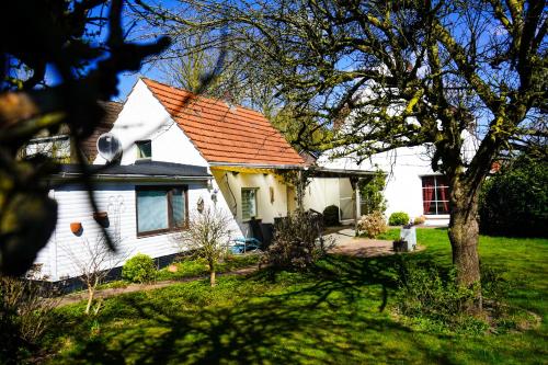 Foto Gemütliches Haus mit großem traumhaften Garten 1