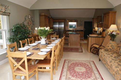Η κουζίνα ή μικρή κουζίνα στο Inchiquin House, period home in the heart of the Burren