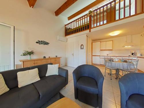 un salon avec un canapé et des chaises et une cuisine dans l'établissement Appartement T3 mezzanine-4 personnes- La Londe LAL130-168, à La Londe-les-Maures