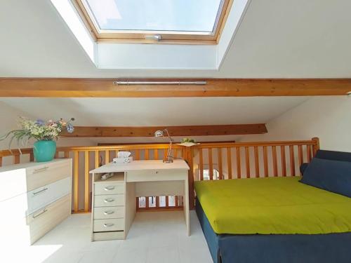 une chambre avec un lit, un bureau et une fenêtre dans l'établissement Appartement T3 mezzanine-4 personnes- La Londe LAL130-168, à La Londe-les-Maures
