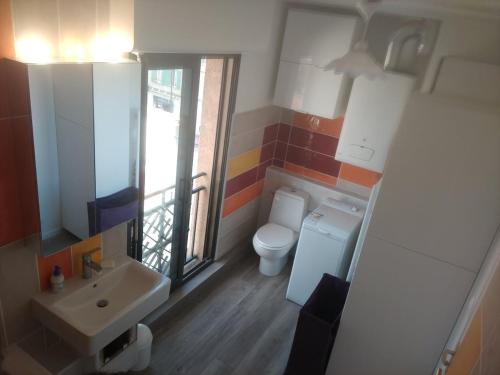 une petite salle de bain avec toilettes et lavabo dans l'établissement T3, 65 m2, proche de la gare et des commerces, à Toulouse