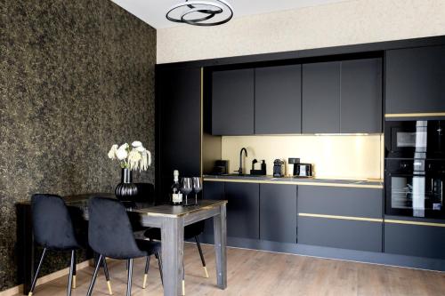 Kuchyň nebo kuchyňský kout v ubytování Gold & Black Residence