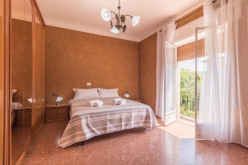 una camera da letto con un letto e una grande finestra di Riva Verde a Bolsena